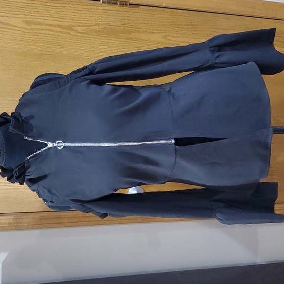 Romeo & juliet couture black cold shoulder bell cuff zip up top - Picture 1 of 8